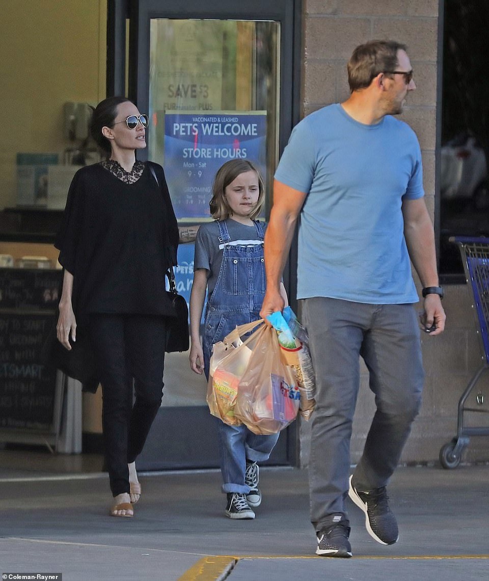 Angelina Jolie dành ngày cuối tuần cho các con - 6 Angelina Jolie dành ngày cuối tuần cho các con - 6