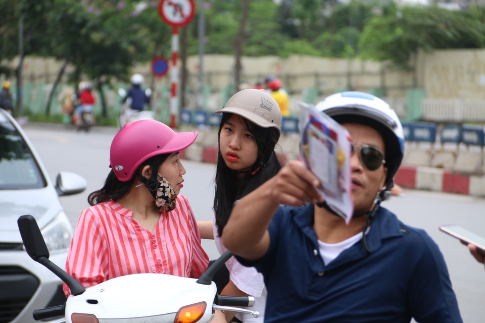 Tuyển sinh lớp 10 Hà Nội: Phụ huynh lo lắng theo con vào tận phòng thi - 3 Tuyển sinh lớp 10 Hà Nội: Phụ huynh lo lắng theo con vào tận phòng thi - 3