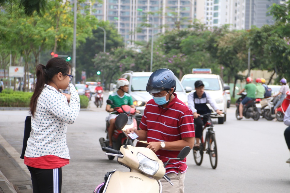 Tuyển sinh lớp 10 Hà Nội: Phụ huynh lo lắng theo con vào tận phòng thi - 1 Tuyển sinh lớp 10 Hà Nội: Phụ huynh lo lắng theo con vào tận phòng thi - 1