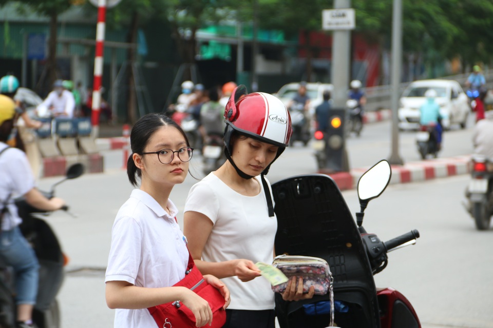 Tuyển sinh lớp 10 Hà Nội: Phụ huynh lo lắng theo con vào tận phòng thi - 4 Tuyển sinh lớp 10 Hà Nội: Phụ huynh lo lắng theo con vào tận phòng thi - 4