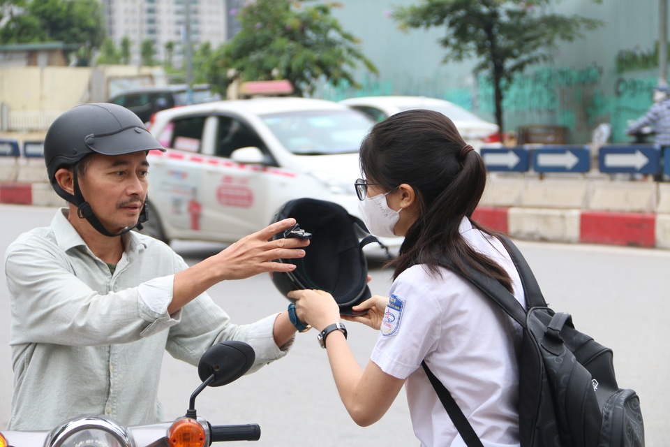 Tuyển sinh lớp 10 Hà Nội: Phụ huynh lo lắng theo con vào tận phòng thi - 2 Tuyển sinh lớp 10 Hà Nội: Phụ huynh lo lắng theo con vào tận phòng thi - 2