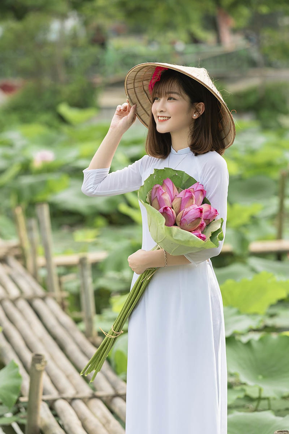 Thiếu nữ quê quan họ Bắc Ninh tinh khôi bên hoa sen - 1 Thiếu nữ quê quan họ Bắc Ninh tinh khôi bên hoa sen - 1