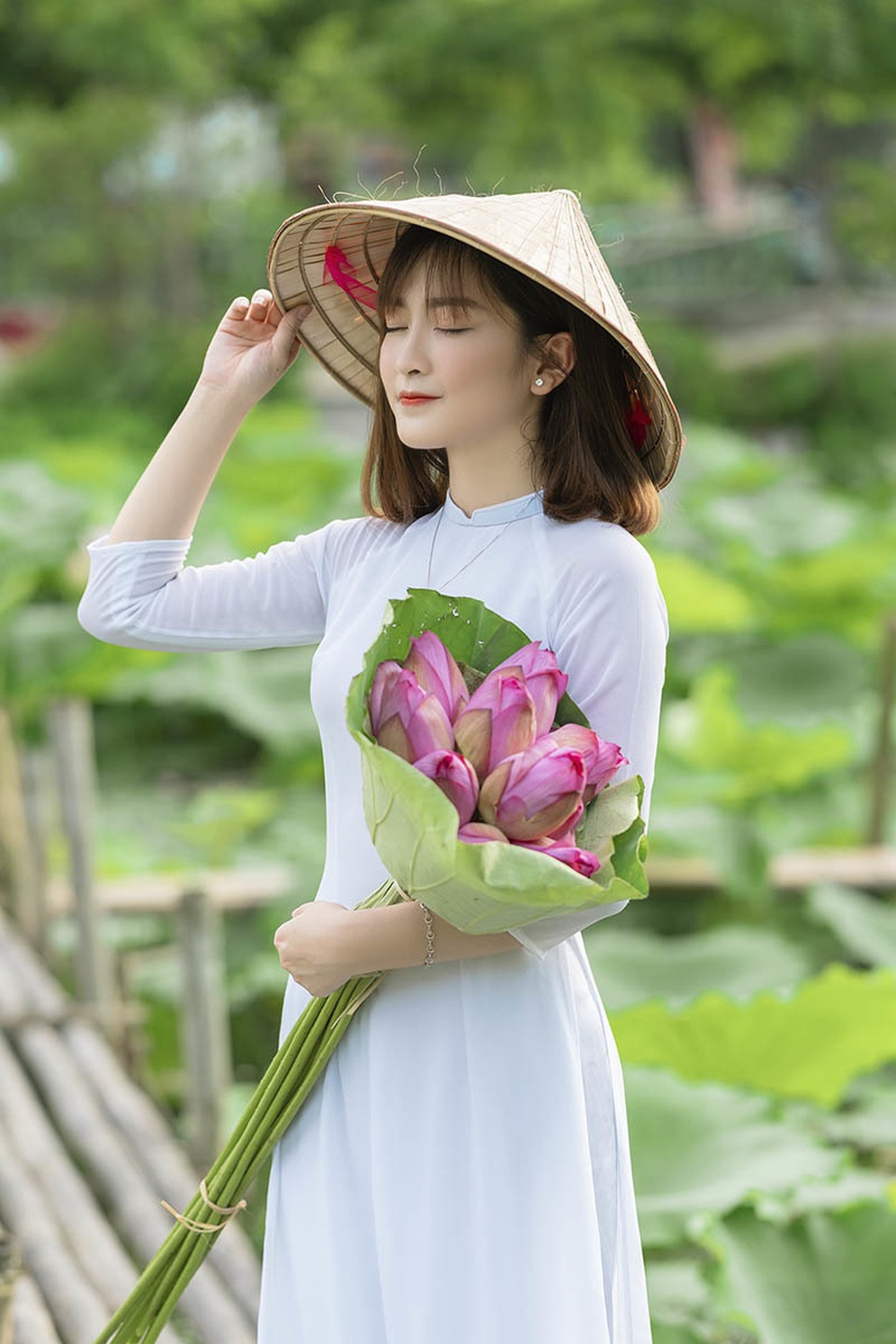 Thiếu nữ quê quan họ Bắc Ninh tinh khôi bên hoa sen - 2 Thiếu nữ quê quan họ Bắc Ninh tinh khôi bên hoa sen - 2
