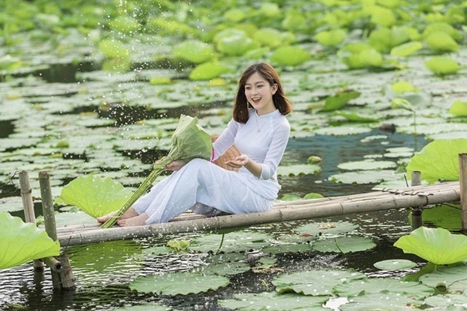 Thiếu nữ quê quan họ Bắc Ninh tinh khôi bên hoa sen - 4 Thiếu nữ quê quan họ Bắc Ninh tinh khôi bên hoa sen - 4