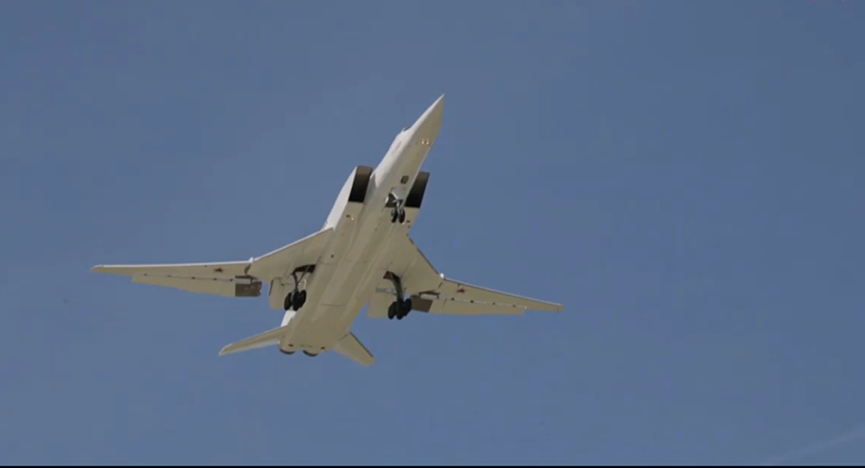 “Sát thủ diệt hạm siêu thanh” Tu-22M3M của Nga phô diễn kỹ năng trên không - 1 “Sát thủ diệt hạm siêu thanh” Tu-22M3M của Nga phô diễn kỹ năng trên không - 1