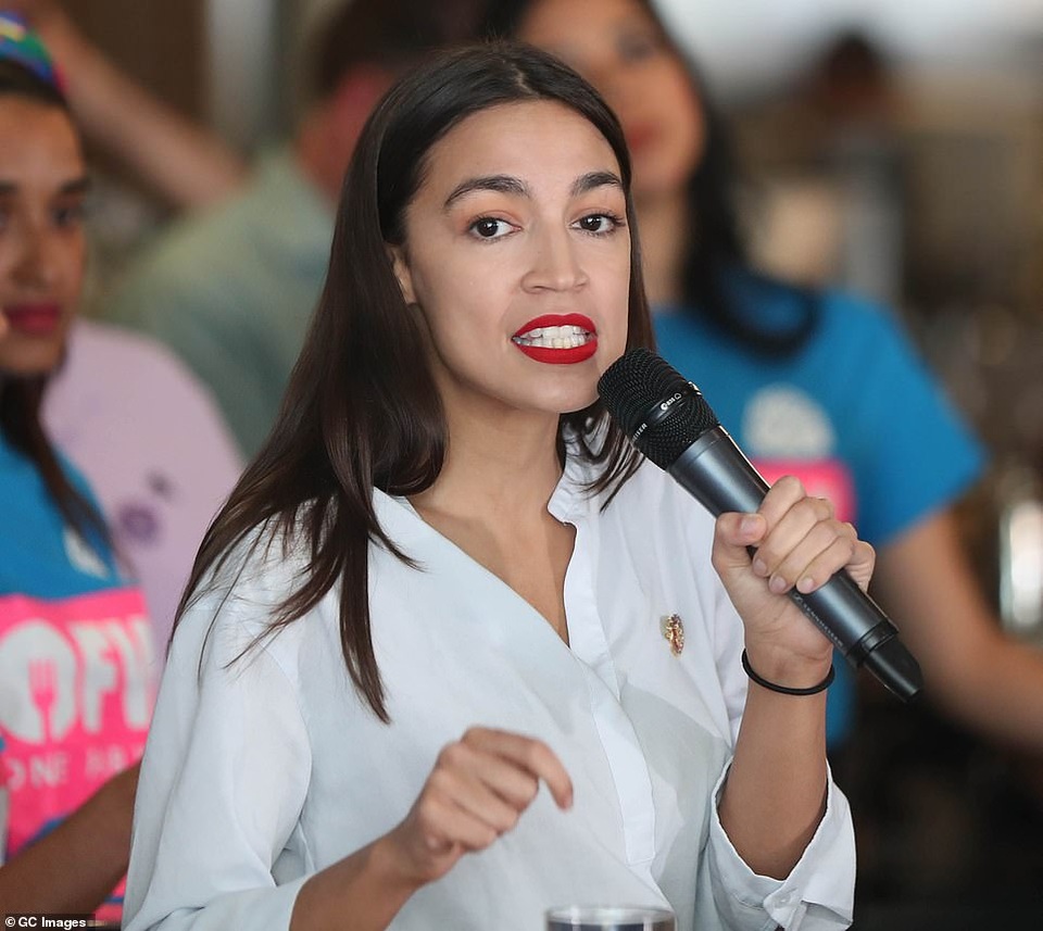 Nữ nghị sĩ trẻ nhất lịch sử Mỹ bất ngờ quay trở lại làm bồi bàn, pha chế - 7