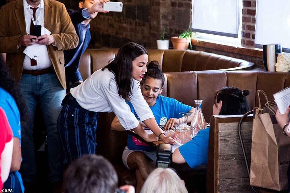 Nữ nghị sĩ trẻ nhất lịch sử Mỹ bất ngờ quay trở lại làm bồi bàn, pha chế - 3