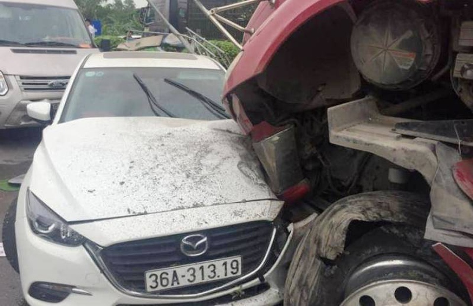 6 ô tô tông nhau liên hoàn, quốc lộ 1A tắc nhiều giờ - 1 6 ô tô tông nhau liên hoàn, quốc lộ 1A tắc nhiều giờ - 1