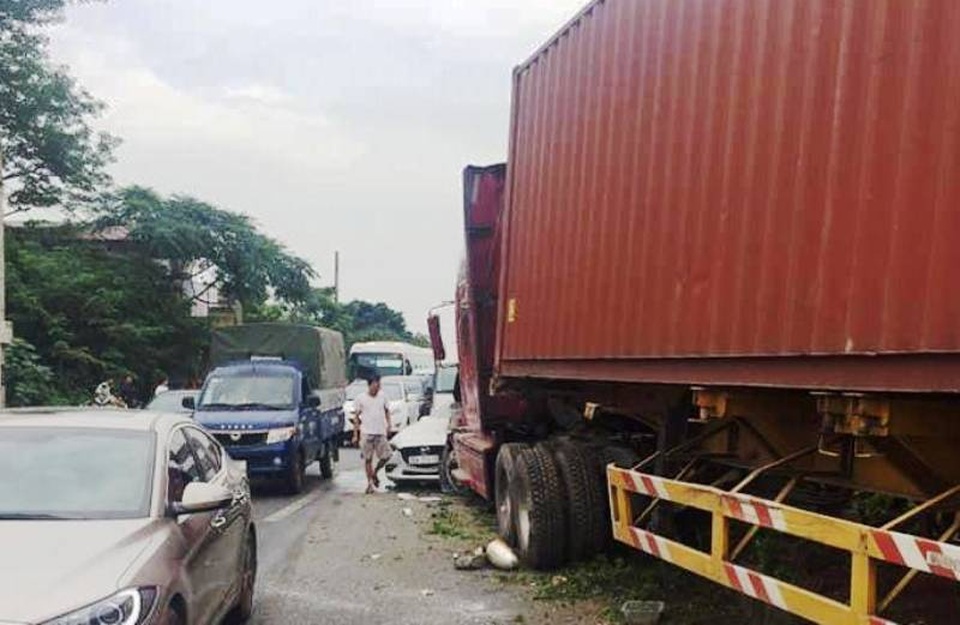 6 ô tô tông nhau liên hoàn, quốc lộ 1A tắc nhiều giờ - 2 6 ô tô tông nhau liên hoàn, quốc lộ 1A tắc nhiều giờ - 2