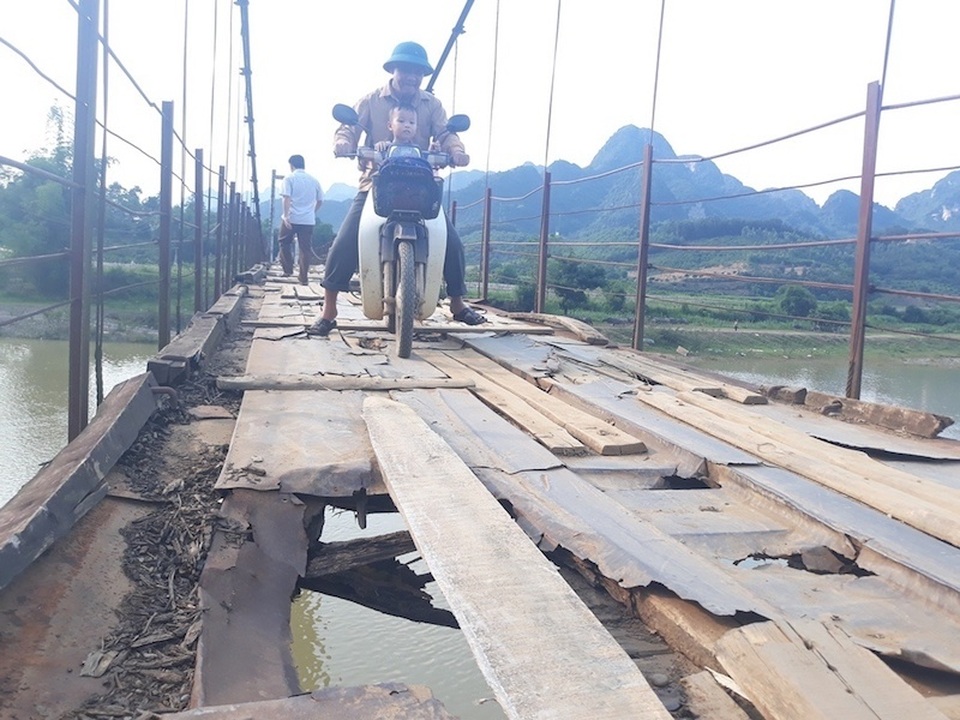 Thêm cây cầu xuống cấp khiến nhiều người rơi xuống sông sâu tại Hoà Bình - 1 Thêm cây cầu xuống cấp khiến nhiều người rơi xuống sông sâu tại Hoà Bình - 1
