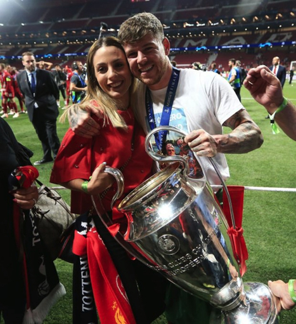 Cầu thủ Liverpool ăn mừng chức vô địch Champions League bên dàn bạn gái xinh đẹp - 5 Cầu thủ Liverpool ăn mừng chức vô địch Champions League bên dàn bạn gái xinh đẹp - 5