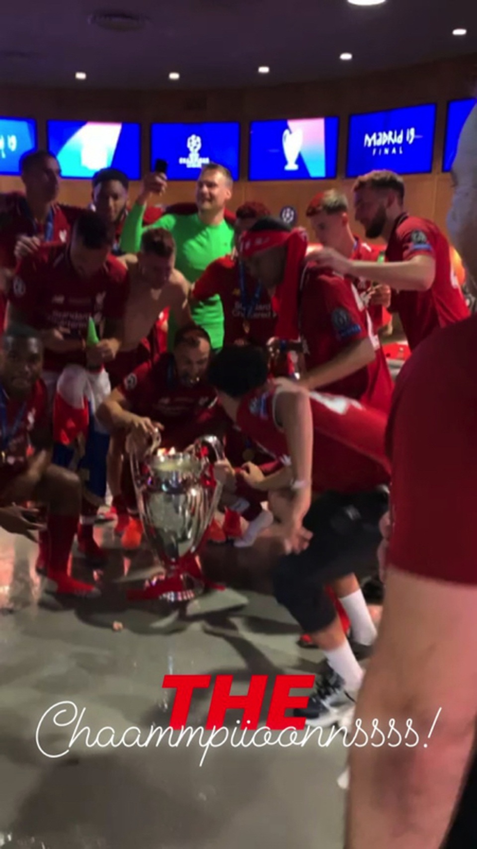 Cầu thủ Liverpool ăn mừng chức vô địch Champions League bên dàn bạn gái xinh đẹp - 9 Cầu thủ Liverpool ăn mừng chức vô địch Champions League bên dàn bạn gái xinh đẹp - 9