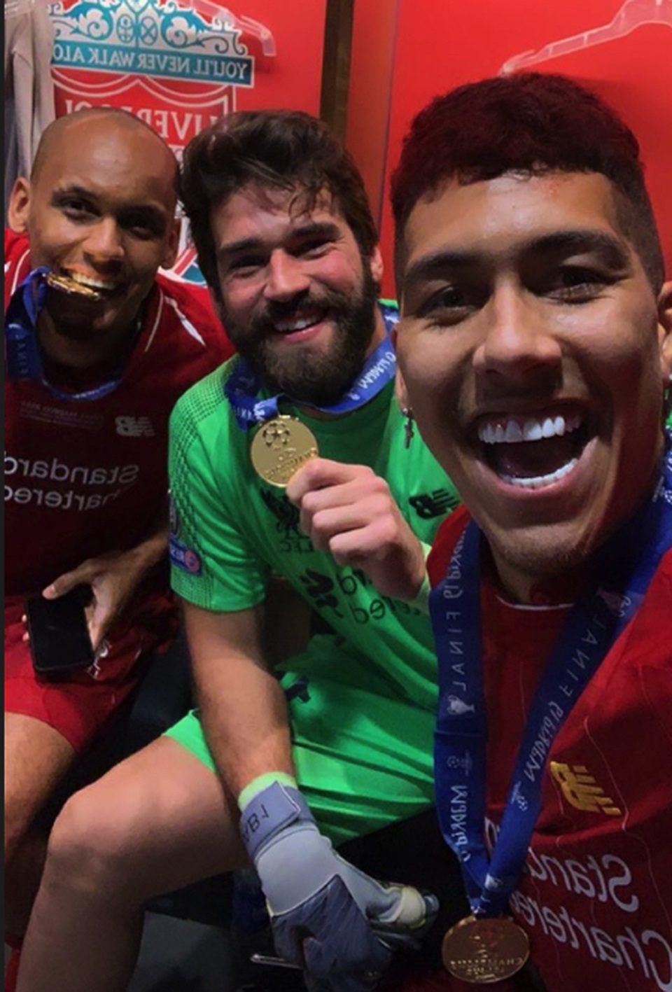 Cầu thủ Liverpool ăn mừng chức vô địch Champions League bên dàn bạn gái xinh đẹp - 10 Cầu thủ Liverpool ăn mừng chức vô địch Champions League bên dàn bạn gái xinh đẹp - 10