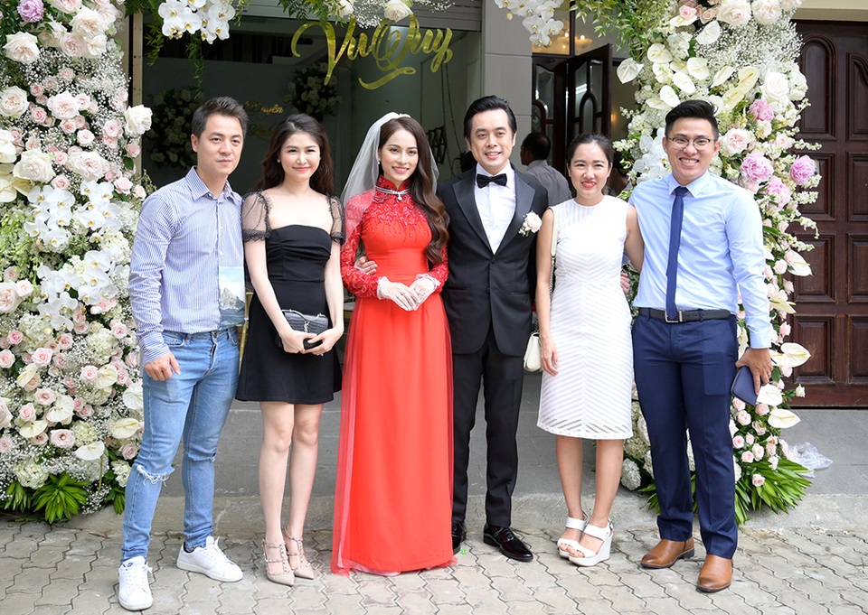 Nhạc sĩ Dương Khắc Linh liên tục hôn vợ Sara Lưu trong lễ vu quy - 18 Nhạc sĩ Dương Khắc Linh liên tục hôn vợ Sara Lưu trong lễ vu quy - 18