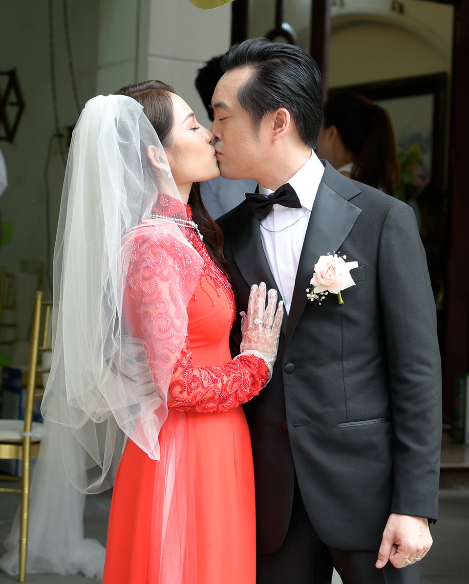 Nhạc sĩ Dương Khắc Linh liên tục hôn vợ Sara Lưu trong lễ vu quy - 17 Nhạc sĩ Dương Khắc Linh liên tục hôn vợ Sara Lưu trong lễ vu quy - 17