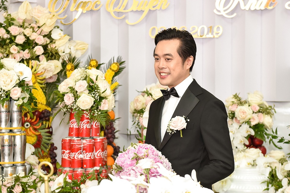 Nhạc sĩ Dương Khắc Linh liên tục hôn vợ Sara Lưu trong lễ vu quy - 6 Nhạc sĩ Dương Khắc Linh liên tục hôn vợ Sara Lưu trong lễ vu quy - 6