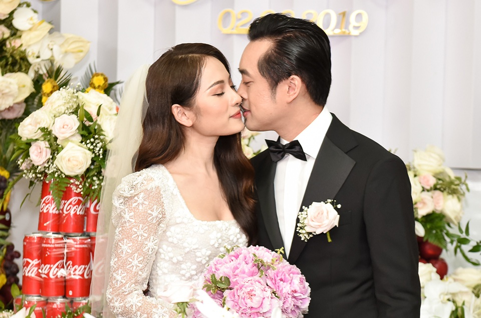 Nhạc sĩ Dương Khắc Linh liên tục hôn vợ Sara Lưu trong lễ vu quy - 12 Nhạc sĩ Dương Khắc Linh liên tục hôn vợ Sara Lưu trong lễ vu quy - 12