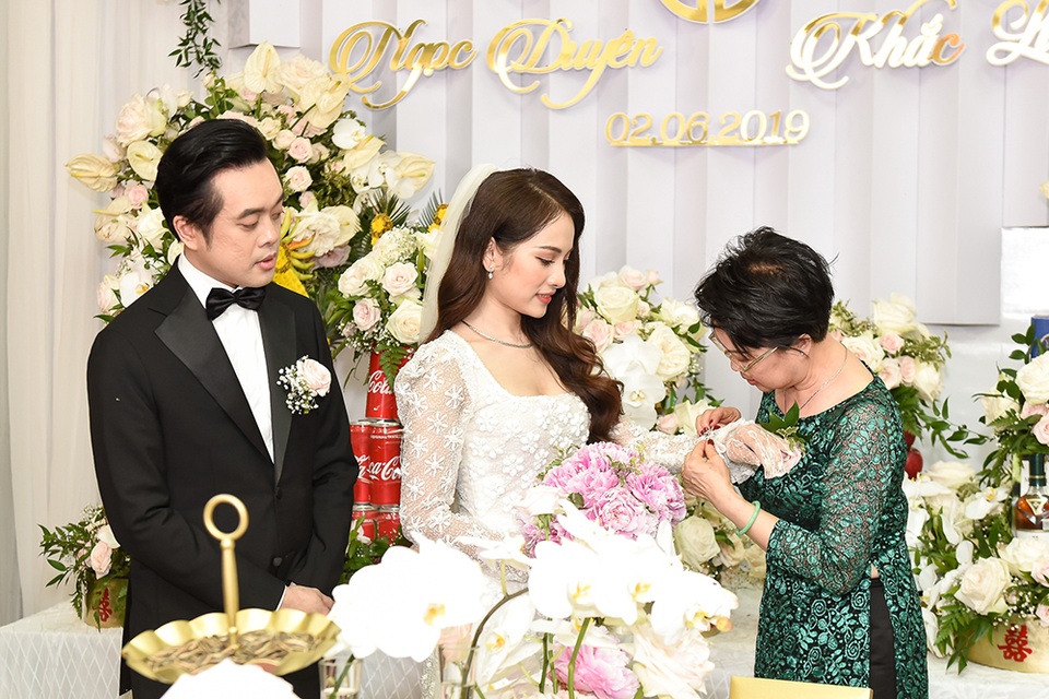 Nhạc sĩ Dương Khắc Linh liên tục hôn vợ Sara Lưu trong lễ vu quy - 8 Nhạc sĩ Dương Khắc Linh liên tục hôn vợ Sara Lưu trong lễ vu quy - 8