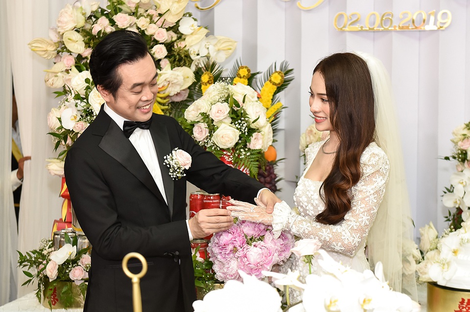 Nhạc sĩ Dương Khắc Linh liên tục hôn vợ Sara Lưu trong lễ vu quy - 7 Nhạc sĩ Dương Khắc Linh liên tục hôn vợ Sara Lưu trong lễ vu quy - 7