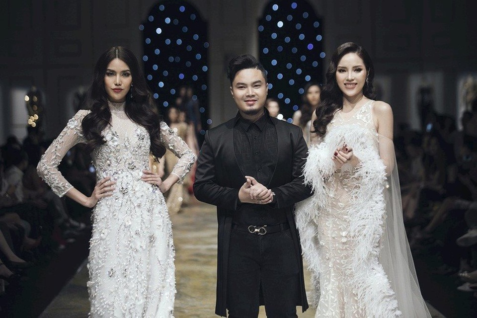 Trang phục “Bàn thờ” và “bệnh ngôi sao” của thí sinh The Voice gây tranh cãi gay gắt - 4 Trang phục “Bàn thờ” và “bệnh ngôi sao” của thí sinh The Voice gây tranh cãi gay gắt - 4
