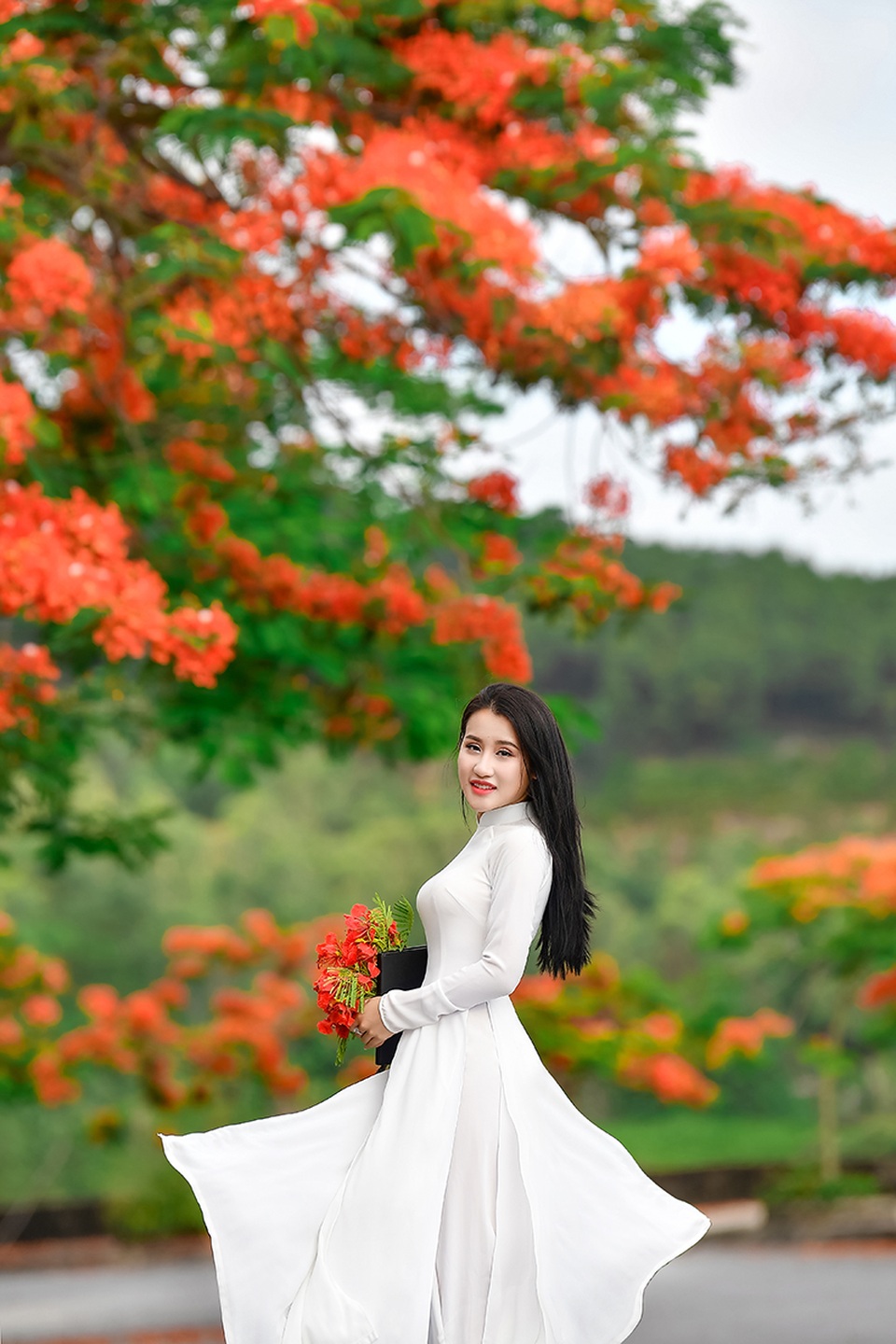 Cô gái xinh đẹp thả hồn trên con đường hoa phượng đỏ Hải Phòng - 11 Cô gái xinh đẹp thả hồn trên con đường hoa phượng đỏ Hải Phòng - 11