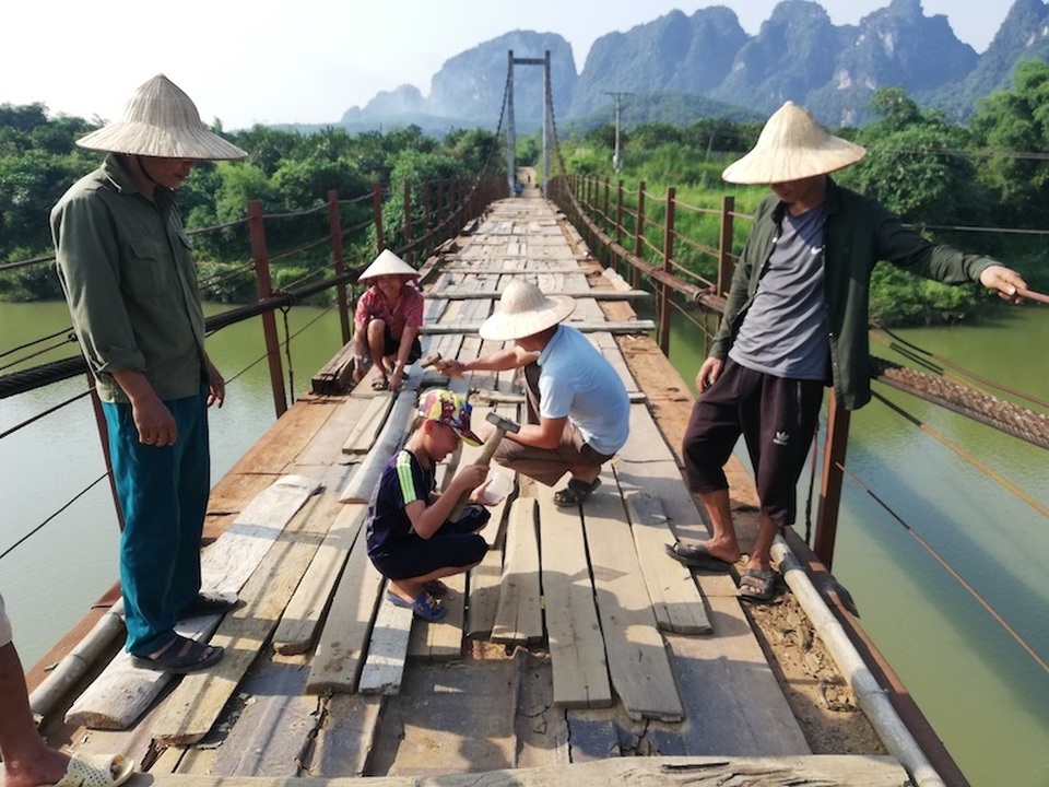 Thêm cây cầu xuống cấp khiến nhiều người rơi xuống sông sâu tại Hoà Bình - 2 Thêm cây cầu xuống cấp khiến nhiều người rơi xuống sông sâu tại Hoà Bình - 2