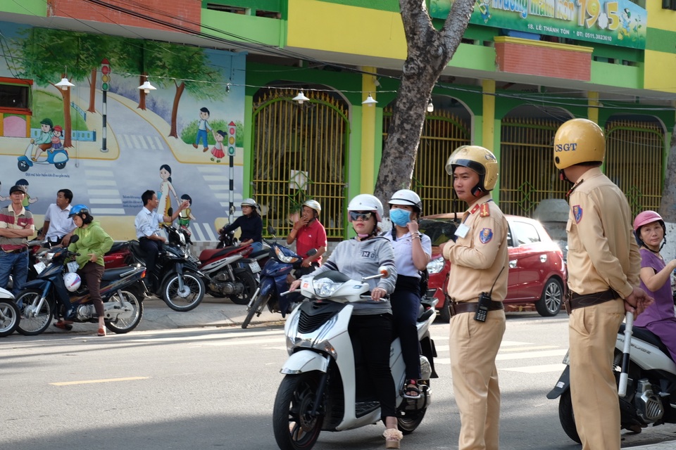 Sáng nay, gần 180.000 học sinh Hà Nội, TPHCM và Đà Nẵng thi vào lớp 10 - 5 Sáng nay, gần 180.000 học sinh Hà Nội, TPHCM và Đà Nẵng thi vào lớp 10 - 5