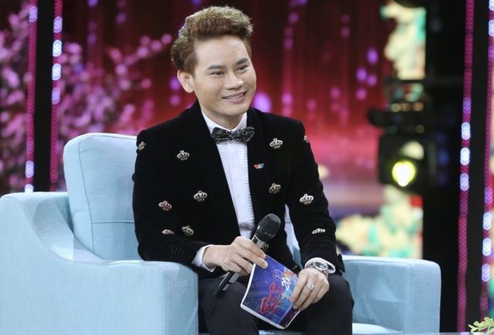 Trang phục “Bàn thờ” và “bệnh ngôi sao” của thí sinh The Voice gây tranh cãi gay gắt - 10 Trang phục “Bàn thờ” và “bệnh ngôi sao” của thí sinh The Voice gây tranh cãi gay gắt - 10