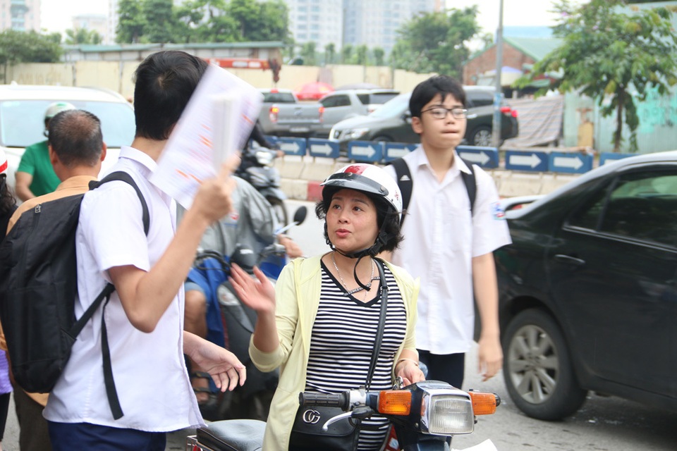 Hà Nội: Ngày Chủ nhật nín thở của phụ huynh có con thi vào lớp 10 - 2 Hà Nội: Ngày Chủ nhật nín thở của phụ huynh có con thi vào lớp 10 - 2