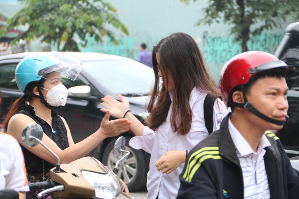 Hà Nội: Ngày Chủ nhật nín thở của phụ huynh có con thi vào lớp 10 - 4 Hà Nội: Ngày Chủ nhật nín thở của phụ huynh có con thi vào lớp 10 - 4