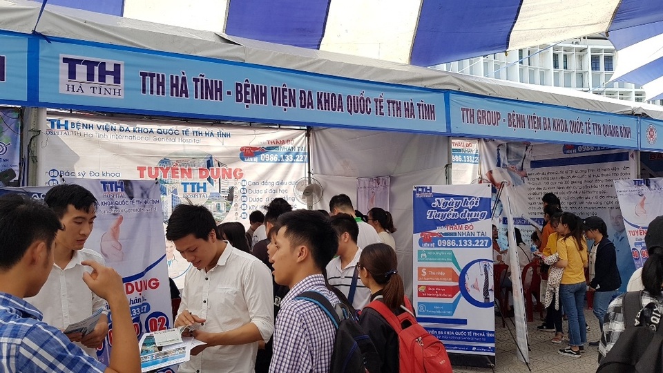 Huế: Lương khởi điểm cả chục triệu đồng, nhân lực Y Dược vẫn... thiếu - 4 Huế: Lương khởi điểm cả chục triệu đồng, nhân lực Y Dược vẫn... thiếu - 4