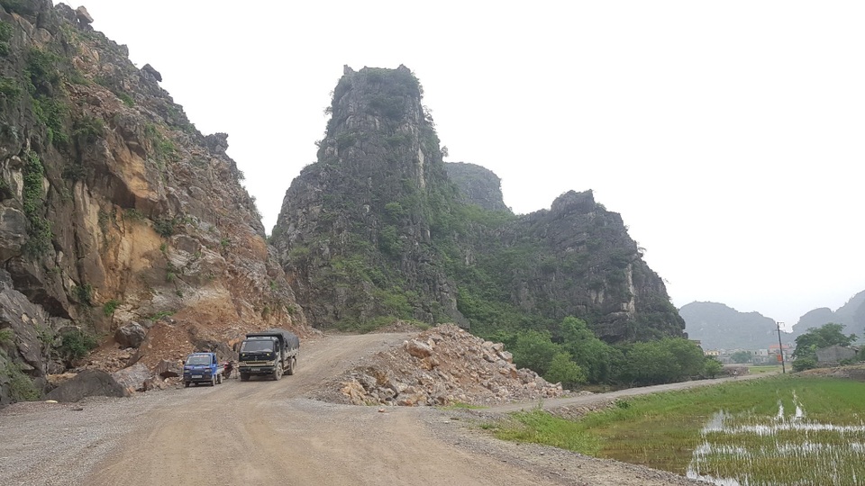 “Tử thần” treo lơ lửng trên đầu hơn 200 hộ dân - 1 “Tử thần” treo lơ lửng trên đầu hơn 200 hộ dân - 1