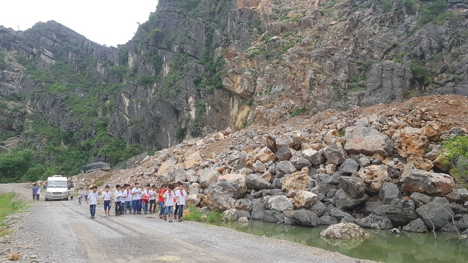 “Tử thần” treo lơ lửng trên đầu hơn 200 hộ dân - 9 “Tử thần” treo lơ lửng trên đầu hơn 200 hộ dân - 9