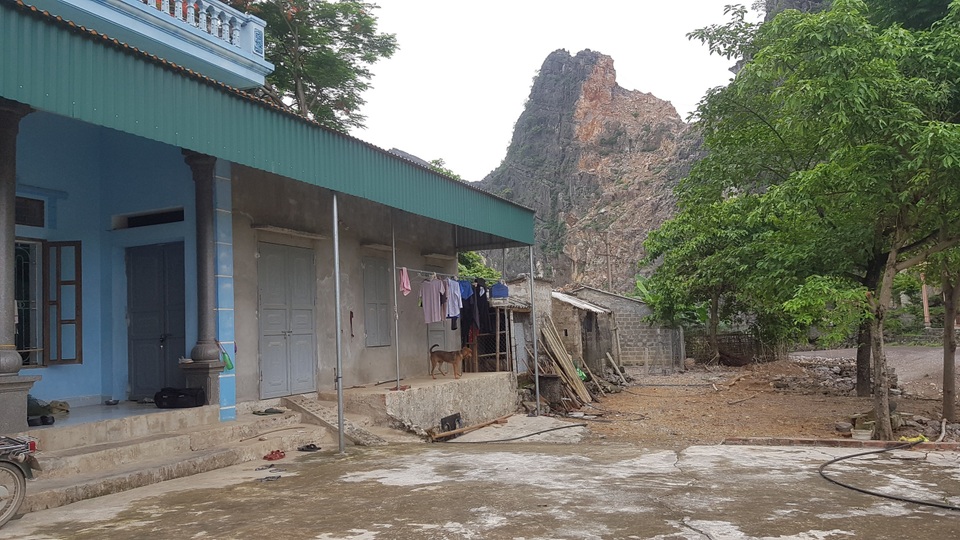 “Tử thần” treo lơ lửng trên đầu hơn 200 hộ dân - 3 “Tử thần” treo lơ lửng trên đầu hơn 200 hộ dân - 3