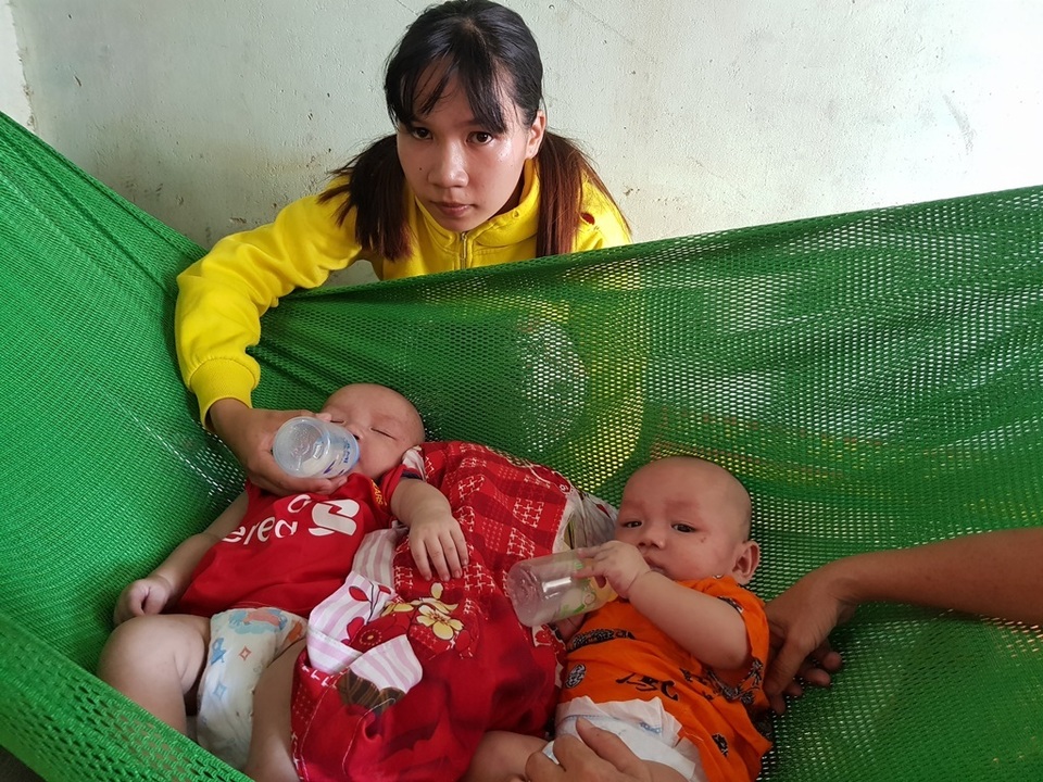 Xót xa 2 bé trai sinh đôi hơn 5 tháng tuổi bị đủ thứ bệnh hành hạ - 1 Xót xa 2 bé trai sinh đôi hơn 5 tháng tuổi bị đủ thứ bệnh hành hạ - 1