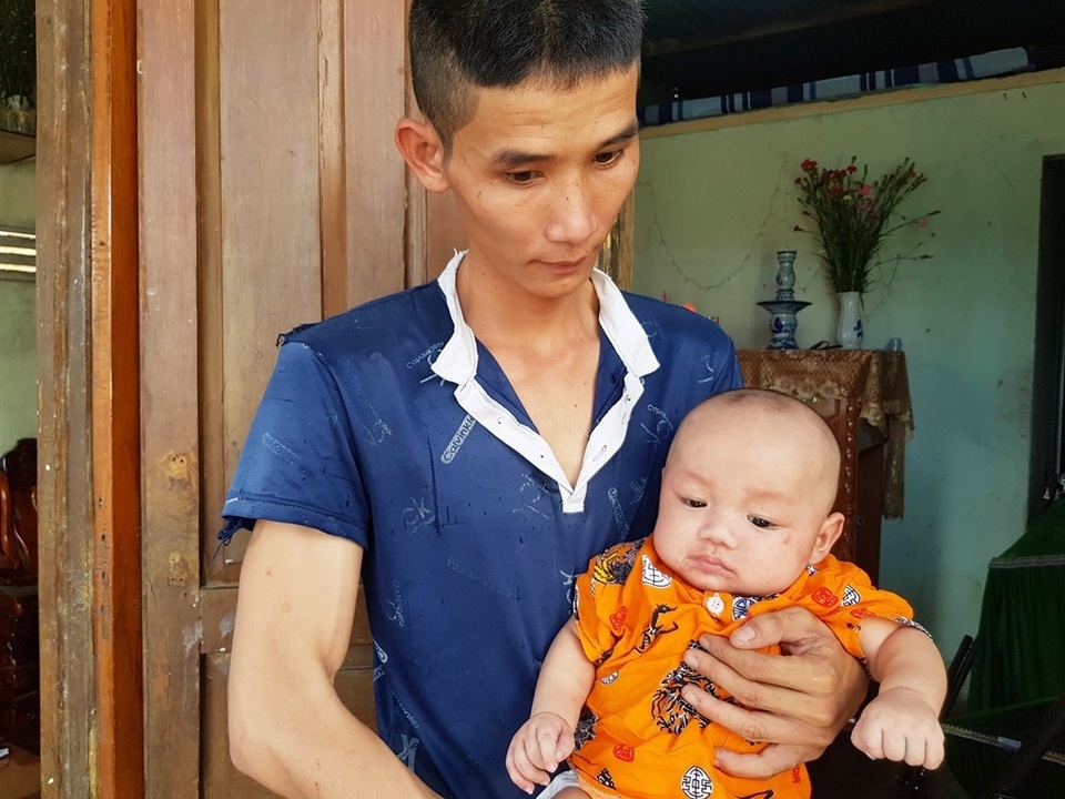 Xót xa 2 bé trai sinh đôi hơn 5 tháng tuổi bị đủ thứ bệnh hành hạ - 2 Xót xa 2 bé trai sinh đôi hơn 5 tháng tuổi bị đủ thứ bệnh hành hạ - 2
