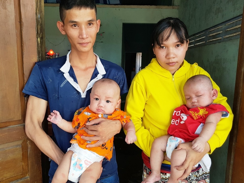 Xót xa 2 bé trai sinh đôi hơn 5 tháng tuổi bị đủ thứ bệnh hành hạ - 5 Xót xa 2 bé trai sinh đôi hơn 5 tháng tuổi bị đủ thứ bệnh hành hạ - 5