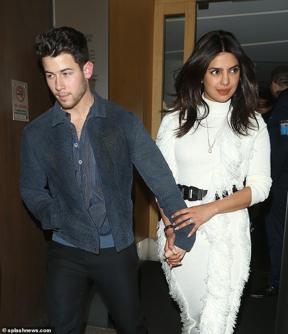 Angelina Jolie đưa con đi chơi phố, Rihanna gợi cảm quảng cáo nội y - 10 Angelina Jolie đưa con đi chơi phố, Rihanna gợi cảm quảng cáo nội y - 10