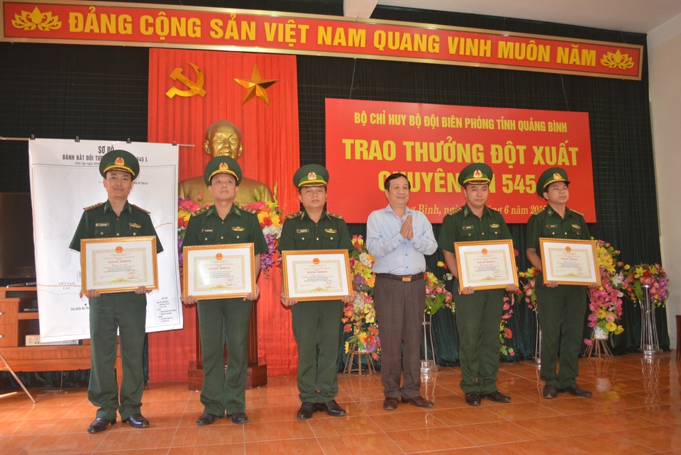 Thưởng nóng ban chuyên án phá đường dây ma túy lớn từ Lào về Việt Nam - 2 Thưởng nóng ban chuyên án phá đường dây ma túy lớn từ Lào về Việt Nam - 2