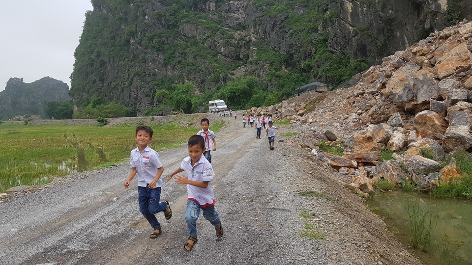 “Tử thần” treo lơ lửng trên đầu hơn 200 hộ dân - 5 “Tử thần” treo lơ lửng trên đầu hơn 200 hộ dân - 5
