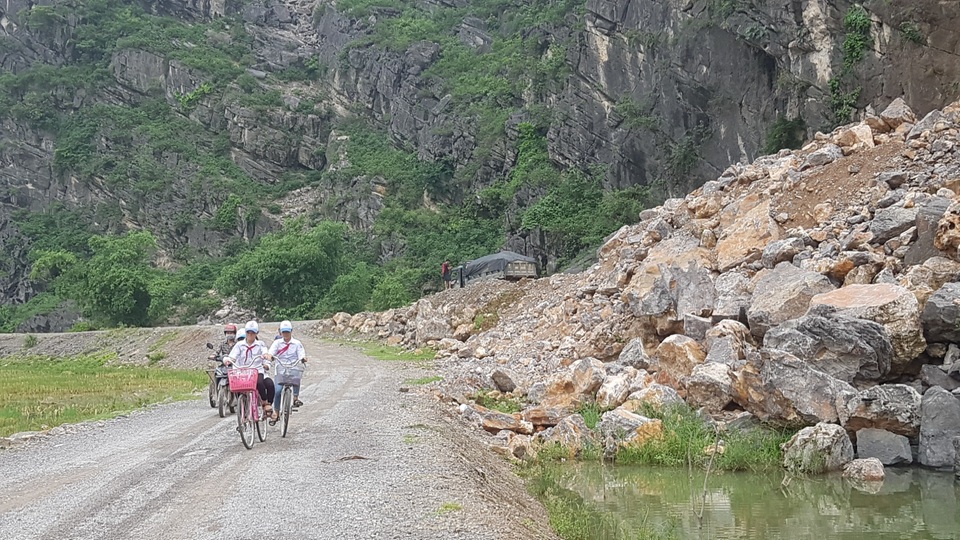 “Tử thần” treo lơ lửng trên đầu hơn 200 hộ dân - 4 “Tử thần” treo lơ lửng trên đầu hơn 200 hộ dân - 4