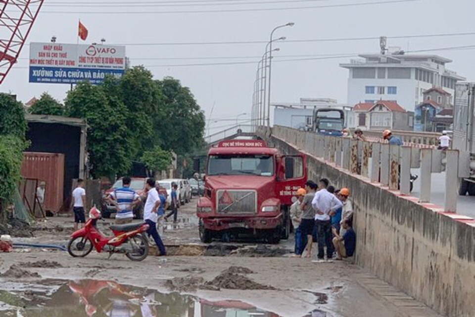 Xe container sập “hố tử thần” ở Hà Nội, làm vỡ đường ống nước sạch - 3 Xe container sập “hố tử thần” ở Hà Nội, làm vỡ đường ống nước sạch - 3