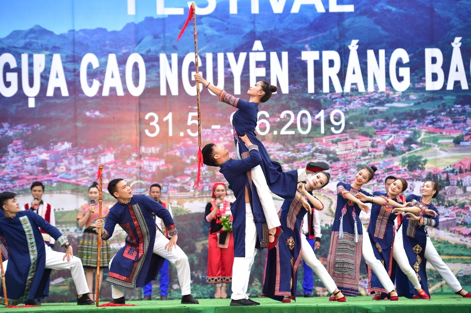 Đoàn xế cổ “độc nhất vô nhị” gây náo loạn “cao nguyên trắng Bắc Hà” - 2 Đoàn xế cổ “độc nhất vô nhị” gây náo loạn “cao nguyên trắng Bắc Hà” - 2