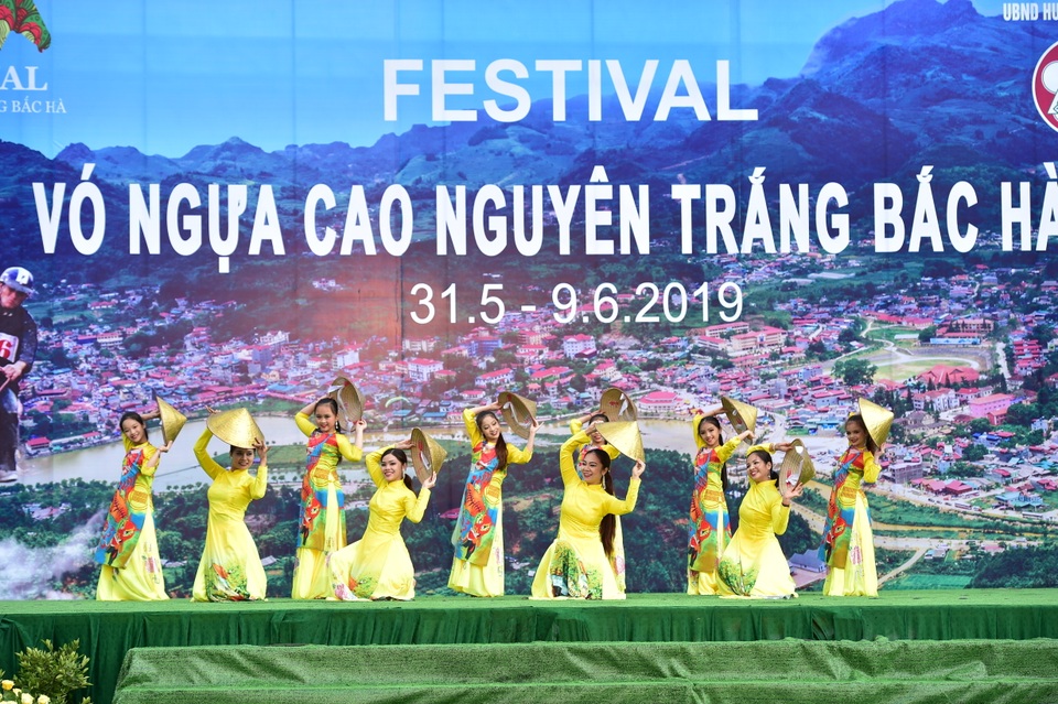 Đoàn xế cổ “độc nhất vô nhị” gây náo loạn “cao nguyên trắng Bắc Hà” - 3 Đoàn xế cổ “độc nhất vô nhị” gây náo loạn “cao nguyên trắng Bắc Hà” - 3
