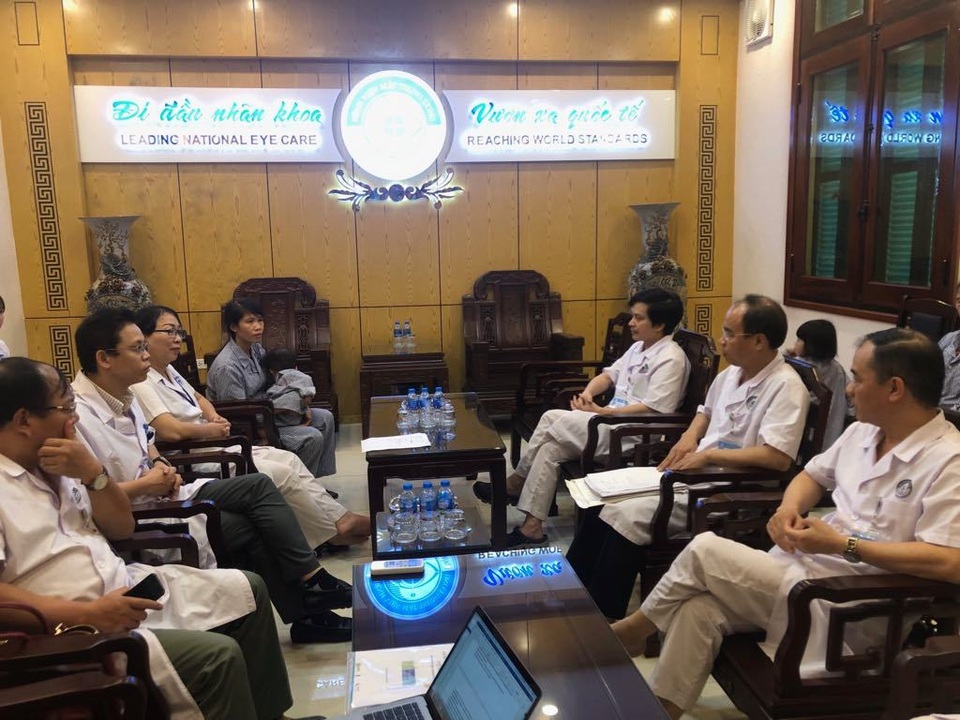 Hai chị em có nguy cơ mù vĩnh viễn được chuyên gia nhãn khoa Mỹ hội chẩn - 3 Hai chị em có nguy cơ mù vĩnh viễn được chuyên gia nhãn khoa Mỹ hội chẩn - 3