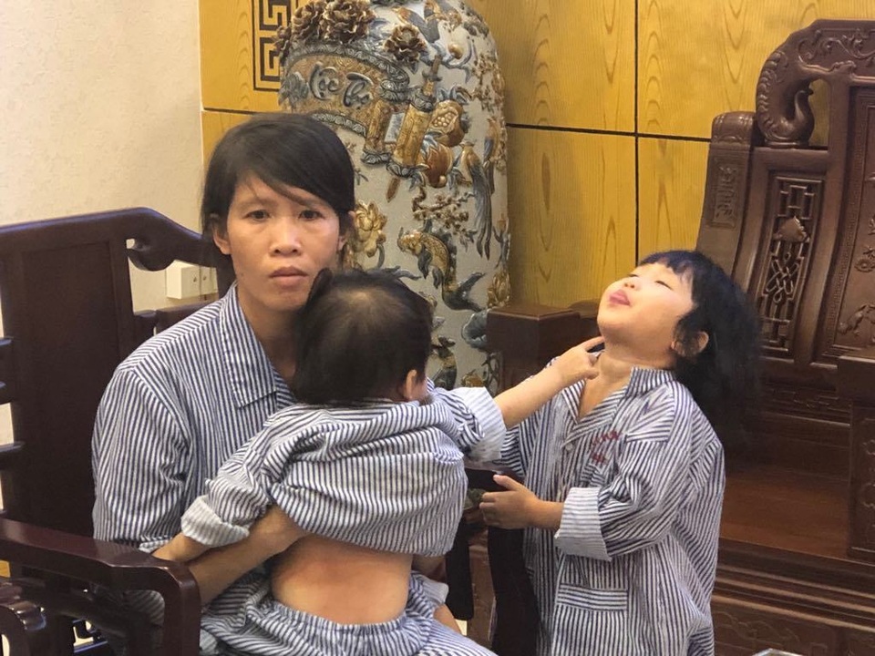 Hai chị em có nguy cơ mù vĩnh viễn được chuyên gia nhãn khoa Mỹ hội chẩn - 1 Hai chị em có nguy cơ mù vĩnh viễn được chuyên gia nhãn khoa Mỹ hội chẩn - 1