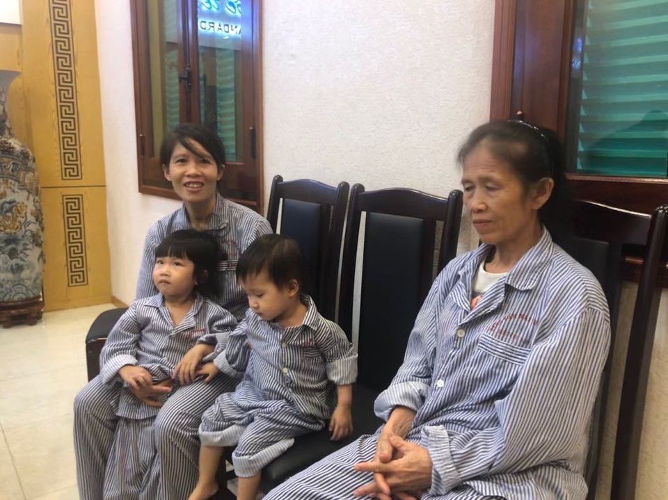 Hai chị em có nguy cơ mù vĩnh viễn được chuyên gia nhãn khoa Mỹ hội chẩn - 4 Hai chị em có nguy cơ mù vĩnh viễn được chuyên gia nhãn khoa Mỹ hội chẩn - 4