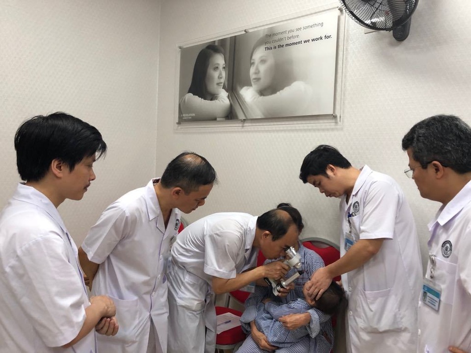 Hai chị em có nguy cơ mù vĩnh viễn được chuyên gia nhãn khoa Mỹ hội chẩn - 5 Hai chị em có nguy cơ mù vĩnh viễn được chuyên gia nhãn khoa Mỹ hội chẩn - 5