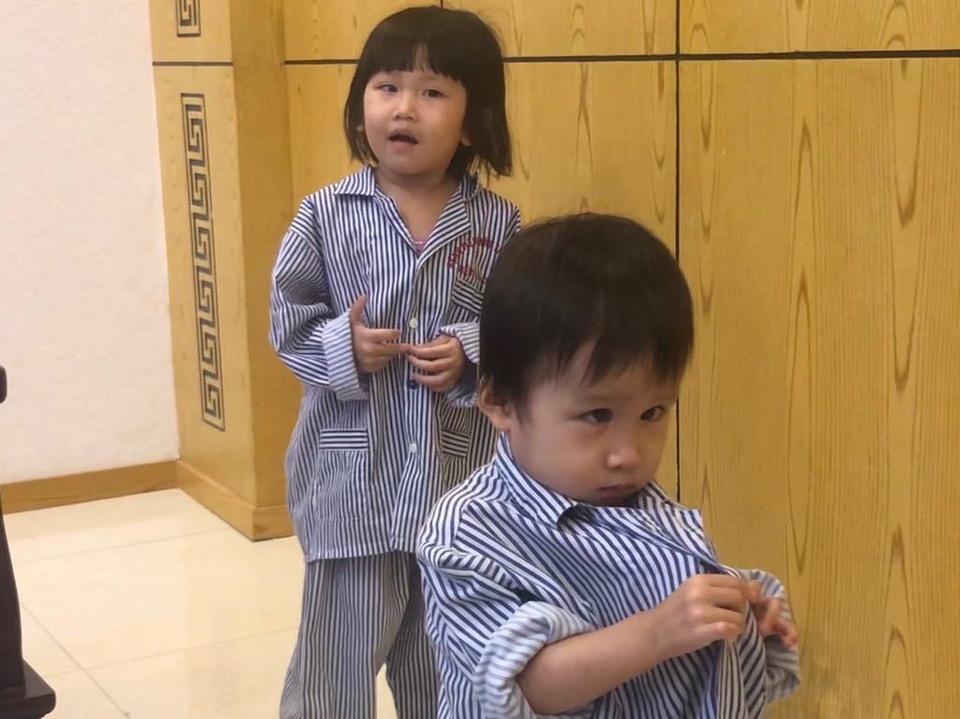 Hai chị em có nguy cơ mù vĩnh viễn được chuyên gia nhãn khoa Mỹ hội chẩn - 2 Hai chị em có nguy cơ mù vĩnh viễn được chuyên gia nhãn khoa Mỹ hội chẩn - 2