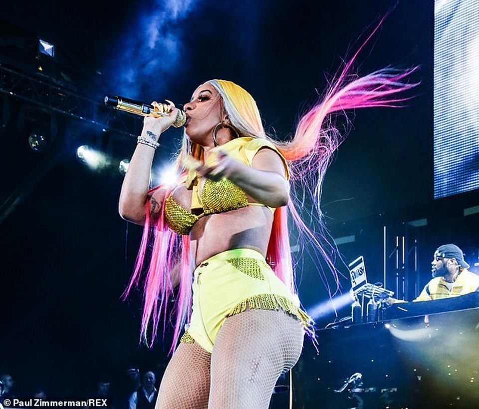 Cardi B trình diễn bốc lửa, khoe ngực khủng - 1 Cardi B trình diễn bốc lửa, khoe ngực khủng - 1